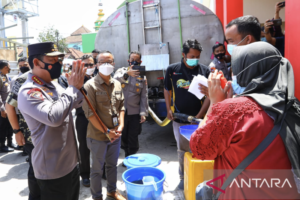 Kapolri Tinjau Distribusi 5 Ton Minyak Goreng Curah di Pasar Soreang