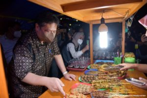 Berdialog dan Dengarkan Inspirasi Pelaku UMKM, Menko Airlangga Resmikan Pusat Wedangan di Surakarta