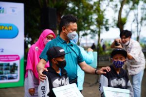 Terima Penghargaan Kategori Nasabah Cilik Bank Sampah, Si Kembar Faris-Daris Rajin Setor Sampah ke Bank Sampah