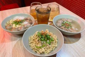 Memadukan Rasa Bakso Khas Pontianak dan Medan, Bakso Cwan In Hadir dengan Daun Ketumbar Buat Ketagihan