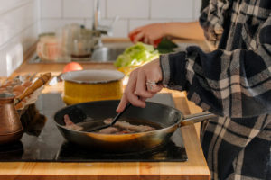 Tak Khawatir akan Minyak Goreng Langka dan Mahal, Banyak Orang Beralih ke Kompor Induksi yang Sangat Praktis