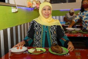 Saat Gubernur Khofifah Kesengsem Sedapnya Ikan Asap Segar Khas Dringu