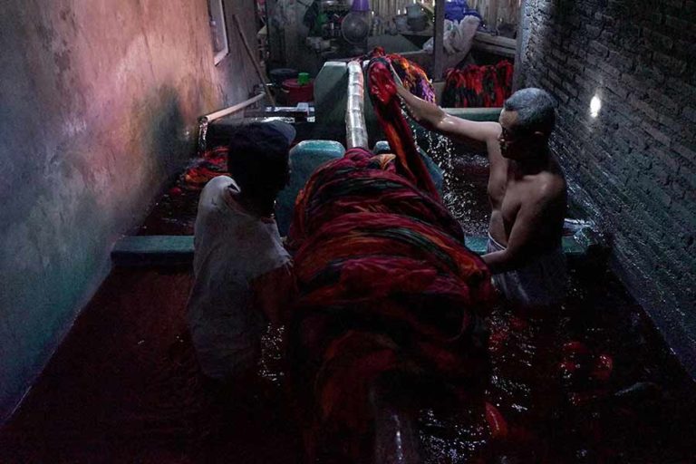 Panjang Membentang Warna-warni Mojolaban
