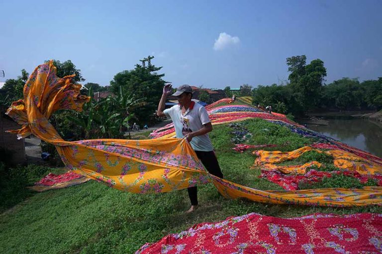 Panjang Membentang Warna-warni Mojolaban