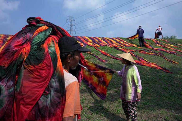 Panjang Membentang Warna-warni Mojolaban