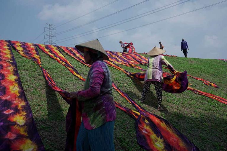 Panjang Membentang Warna-warni Mojolaban