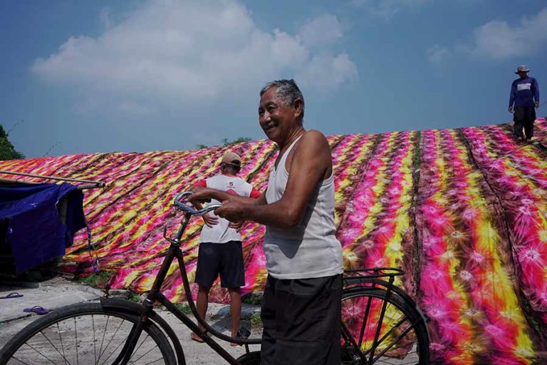 Panjang Membentang Warna-warni Mojolaban
