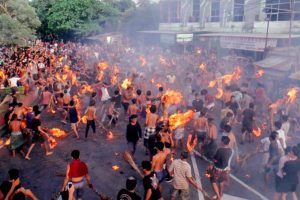 Sambut Hari Raya Nyepi, Umat Hindu Mataram Gelar Tradisi Perang Api