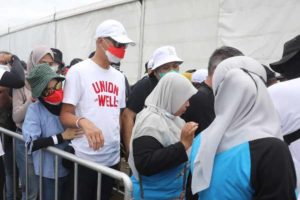Tanpa Fasilitas Khusus, Ganjar ikut Antre dan Berbaur bareng Penonton di GP Mandalika