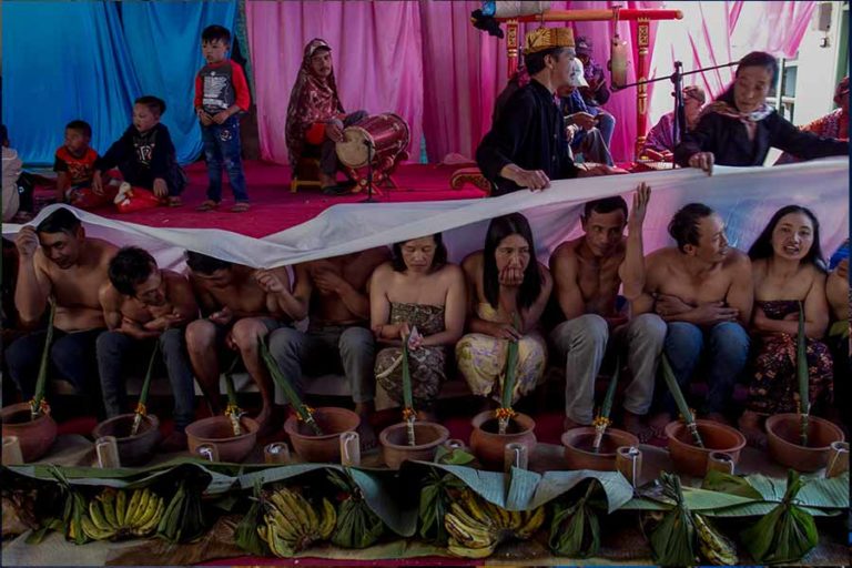 Entas-entas, Jalan Riuh Mengingat Leluhur sekaligus Merayakan Kematian