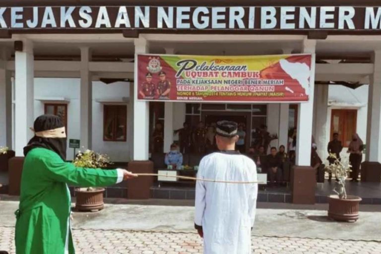 Langgar Qanun Aceh, Pasangan Non Muhrim ini Jalani Hukuman Cambuk di Bener Meriah