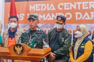Akses Jalan Kena Longsor, Distribusi Logistik Korban Gempa Sumbar Dilakukan Manual