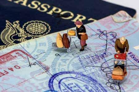 Tarif Visa Kunjungan Sekali Perjalanan Naik 3 Kali Lipat Akibat UU Cipta Kerja