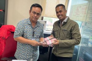 Lord Adi Serahkan Hadiah Ulang Tahun dari Indra Kenz Berupa Uang Rp50 Juta Ke Bareskrim