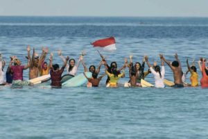 Kartini go Surf, Berselancar Kenakan Kebaya Bersama Komunitas Putri Ombak