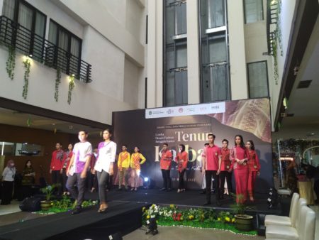 Lomba Kain Tenun Khas Kalbar, Designer asal Kubu Raya Raih Kemenangan