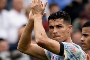 Cristiano Ronaldo Minta Maaf Jatuhkan Ponsel Suporter dan Undang Menonton di Old Trafford