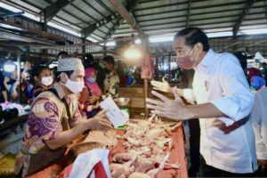 Presiden Joko Widodo Bagikan BLT dan BMK di Pasar Angso Duo Kota Jambi