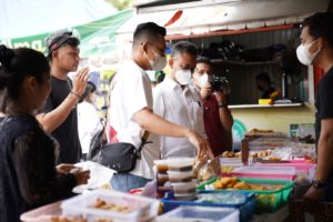 Bangkitkan Ekonomi Pelaku UMKM, Wali Kota dan Youtuber Borong Takjil dan Traktir Warga Berbuka Puasa