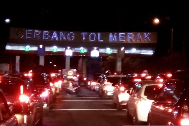 Terpantau Padat, Arus Lalu Lintas di Pelabuhan Merak Berlaku Tiga Zona