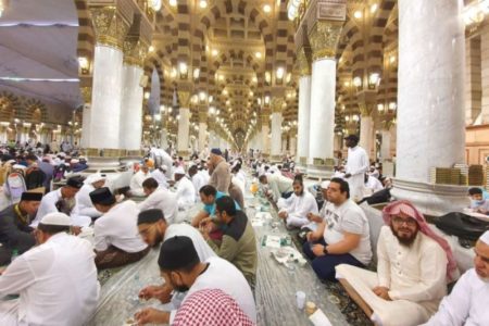 Penuh untuk Shalat Tarawih, Jamaah di Masjid Nabawi Tertib dan Terapkan Prokes Berbuka Tanpa Ngobrol