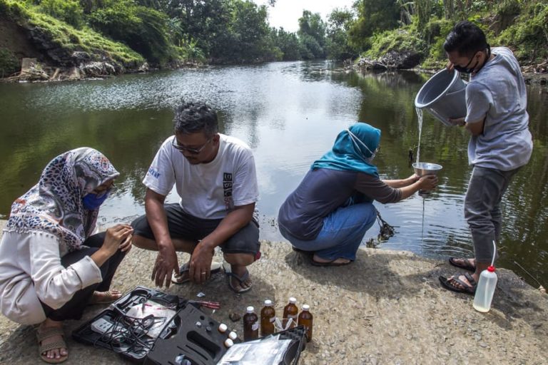 Deteksi Pencemaran Air, Mahasiswa Jatim Identifikasi Mikroplastik di Laboratorium