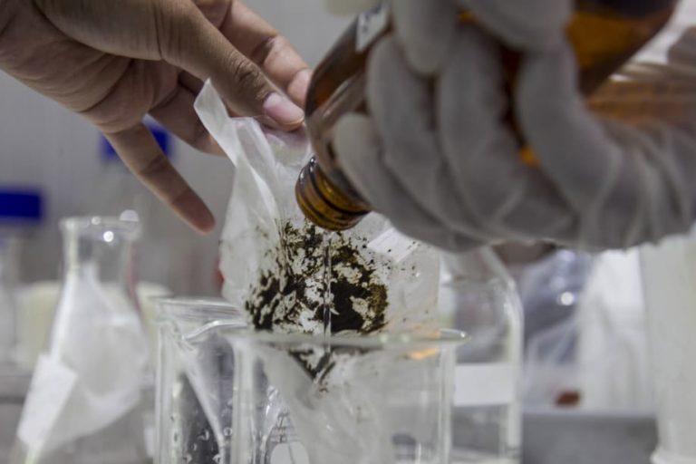 Deteksi Pencemaran Air, Mahasiswa Jatim Identifikasi Mikroplastik di Laboratorium