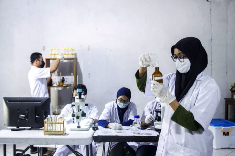 Deteksi Pencemaran Air, Mahasiswa Jatim Identifikasi Mikroplastik di Laboratorium
