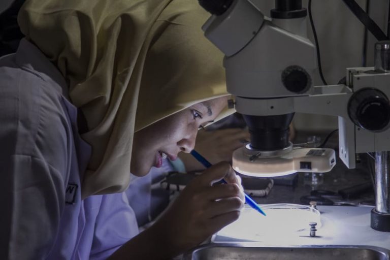 Deteksi Pencemaran Air, Mahasiswa Jatim Identifikasi Mikroplastik di Laboratorium