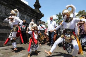 Sambang Candi Penataran di Blitar, Ganjar Disambut Hanoman Cilik