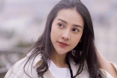 Tuntutan Pekerjaan, Anya Geraldine akan Lebaran di Paris