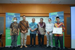 Schneider Electric Serah Terimakan Solar Inverter Kepada Universitas Sriwijaya