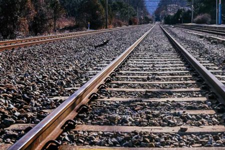 Ngabuburit di Perlintasan Rel Kereta Api Terancam Denda Rp 15 Juta atau Penjara 3 Bulan