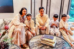 Busana Lebaran ala Sapto Djojokartiko, Elegan Penuh Detail Cantik