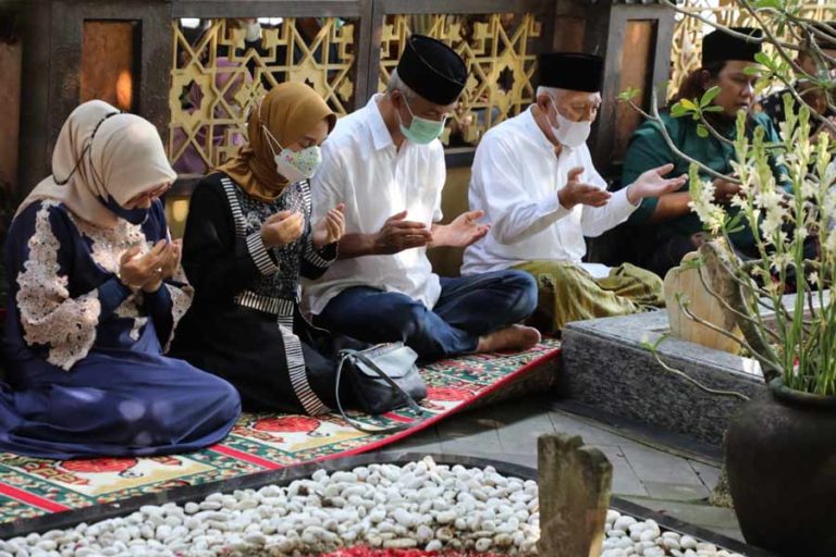 Kunjungan ke Jatim, Ganjar Ziarah ke Makam Bung Karno dan Gus Dur