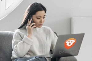 Ilustrasi wanita sedang berinternet dengan laptop (foto: Pavel D, pexels)