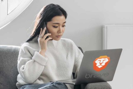 Ketika Privasi di Atas Segalanya, Browser Terbaik itu Bernama Brave Ilustrasi wanita sedang berinternet dengan laptop (foto: Pavel D, pexels)