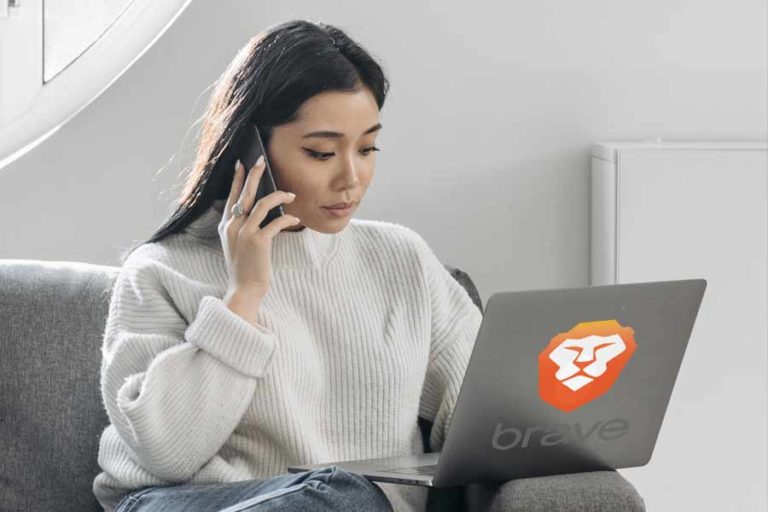 Ilustrasi wanita sedang berinternet dengan laptop (foto: Pavel D, pexels)