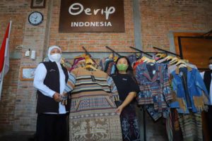 Gubernur Khofifah Kenalkan Produk Fashion Wastra Karya Millenial Ngawi