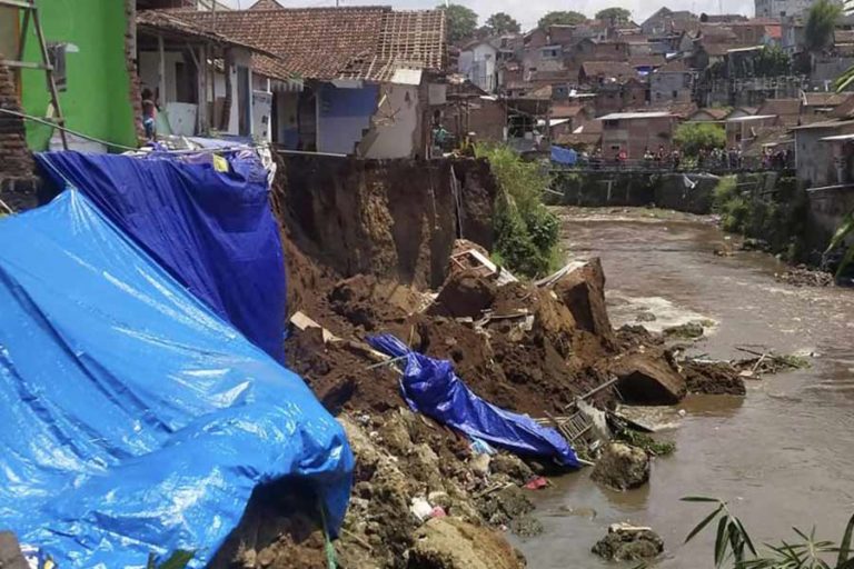Enam Rumah Warga Kota Malang Ambrol ke Aliran Sungai Brantas
