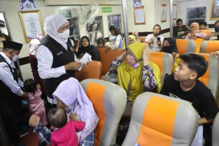 Gubernur Khofifah Tinjau Arus Mudik Lebaran di Pelabuhan Jangkar Situbondo