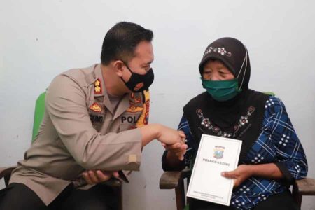 Lumpuhkan Jambret, Mbah Poninten Terima Penghargaan dari Kapolres Kediri