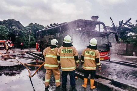 Tak Ada Korban, Bus Terbakar di Terminal Pulo Gebang berhasil Dipadamkan