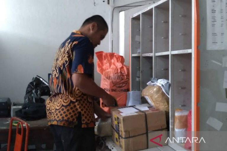 Sehari Capai 3.500 Paket, Pengiriman Barang Lewat Kantor Pos Solo Meningkat