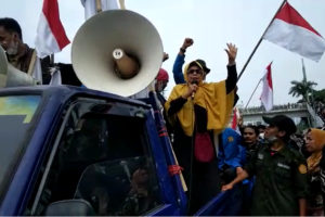 Ikut Demo di Depan DPR, Nenek Asal Sumut Protes Harga Minyak Goreng