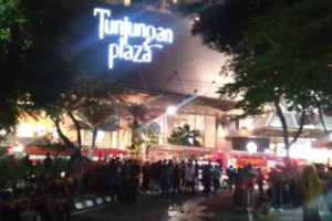 Api Berasal dari Rooftop Lantai 10, Kepulan Asap Hitam Muncul Kembali di Tunjungan Plaza