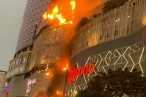 Di Tengah Kebakaran Tunjungan Plaza, Penghuni Hotel Four Point Masih Memilih Bertahan