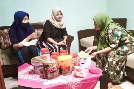 Kader Lingkungan Tampurejo Lakukan Door to Door Education Ajak Masyarakat Pilah Sampah dari Rumah