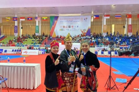 Pasangan Riska Hermawan dan Ririn Rinasih Persembahkan Medali Emas Pertama Pencak Silat