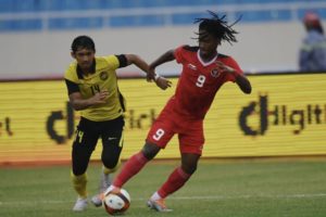 Dua Kali Gagalkan Penalti Malaysia, Ernando Ari Bawa Indonesia Raih Perunggu SEA Games